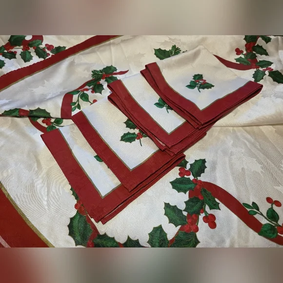 Holiday Round Table Cloth And Napkin Set - Picture 1 of 6